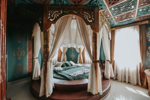 兹德罗Hotel Mlavske Terme Ždrelo的天蓬客房的一张床位