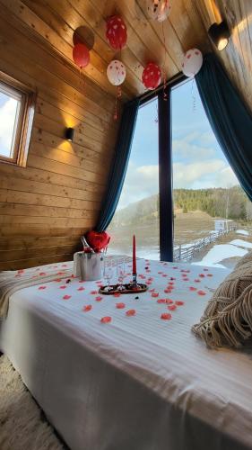 a room with a table with red roses on it at Valley Vista Retreat in Lacu Rosu