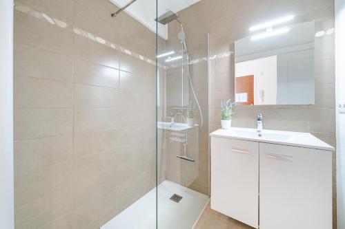 une salle de bain avec une douche, un lavabo et des toilettes dans l'établissement 2 pièces Calme Proche de la mer Parking en sous-sol, à Cagnes-sur-Mer