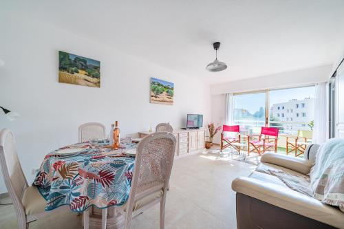 une salle à manger avec une table et des chaises dans l'établissement 2 pièces Calme Proche de la mer Parking en sous-sol, à Cagnes-sur-Mer