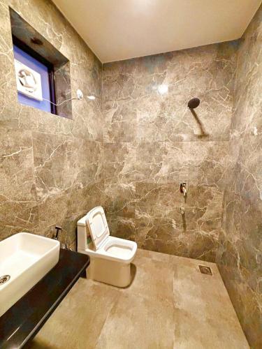 um banheiro com pia e vaso sanitário em Baga Ocean Way em Baga