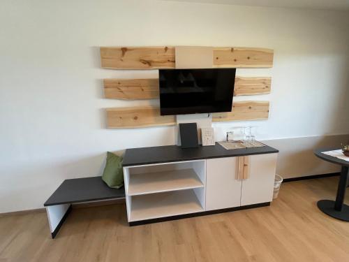 Una sala de estar con un televisor en la pared. en Gästezimmer Weinhof Tropper, en Hütt