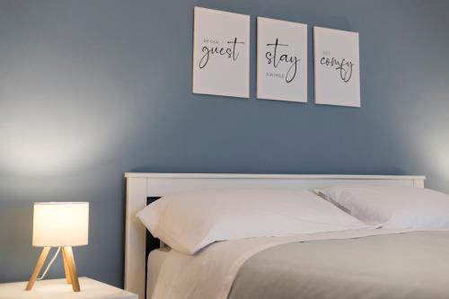 Postel nebo postele na pokoji v ubytování Kalos apartments