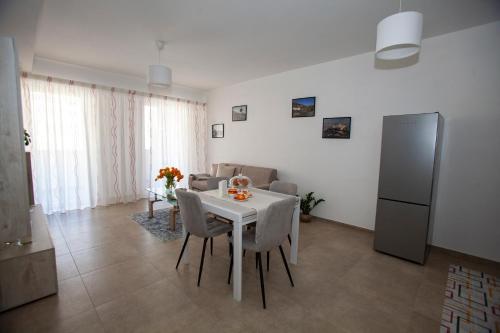 a kitchen and dining room with a table and chairs at Case vacanze Taiji in Cassino