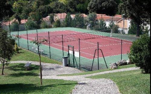 un campo da tennis con rete da tennis su un campo di Evasion à Meschers Piscine Plage Tennis Famille a Meschers-sur-Gironde