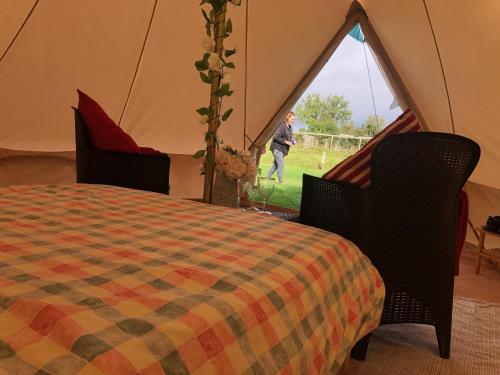 Postel nebo postele na pokoji v ubytování Glamping with Alpacas! - Alton Towers