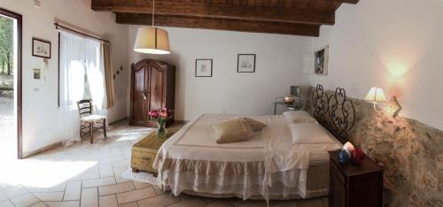 una camera con un grande letto di Alba Bed & Breakfast a Melendugno