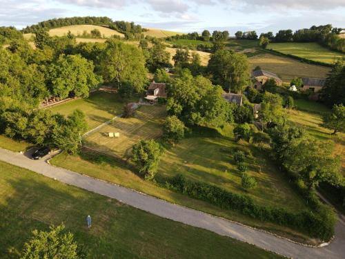 an aerial view of a house in a green field at Gîte Montgaudon in Préporché
