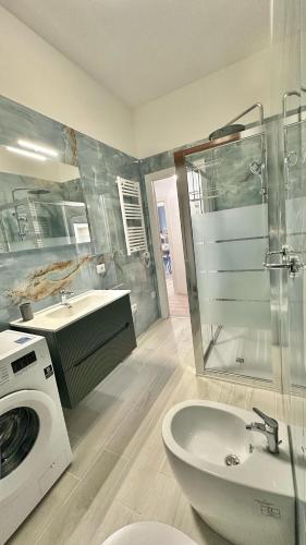 a bathroom with a washing machine and a sink at Appartamenti Gabicce Mare in Gabicce Mare