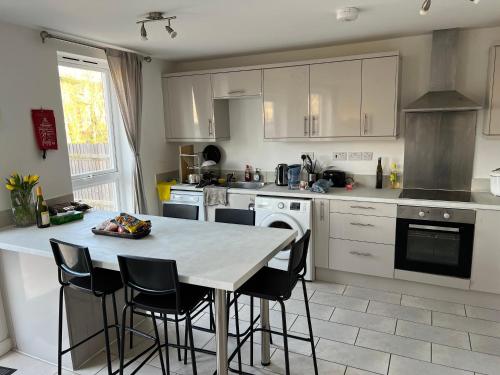 a kitchen with a table and chairs in it at Cosy double room in Canada Water in London