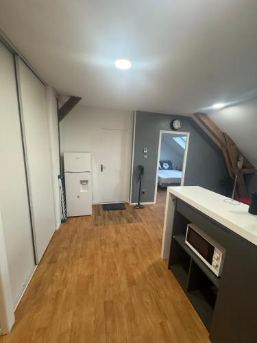 une pièce avec une cuisine et un salon dans l'établissement Appartement, à Charleville-Mézières