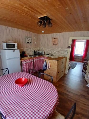 - une cuisine avec une table et un bol rouge dans l'établissement Gite de l'Écureuil, à Saint-Maurice-sur-Moselle