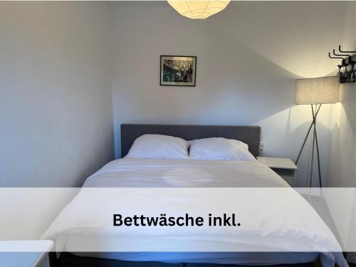 - une chambre avec un lit avec un lien sous-estimé dans l'établissement FeWo Berg-Domizil Altenau inklusive Bettwäsche und Handtüchern, à Altenau