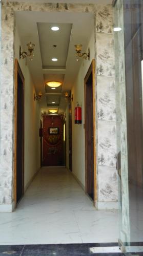 Muka bangunan atau pintu masuk Hotel Radhika's Inn