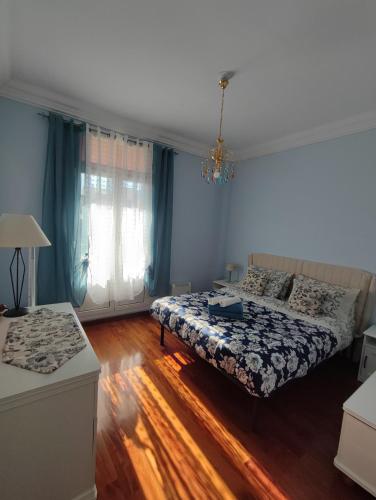 une chambre avec deux lits et une fenêtre dans l'établissement Top Floor Astoria vista Mare, à Menton