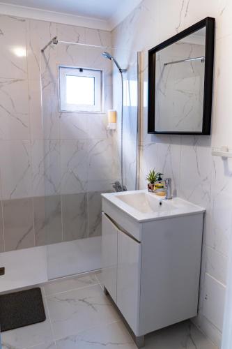 Koupelna v ubytování Bright & Stylish 2bedflat 5min Walk to beach in Quarteira Vilamoura