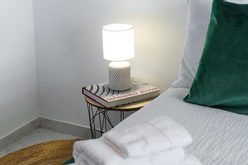 Postel nebo postele na pokoji v ubytování Bright & Stylish 2bedflat 5min Walk to beach in Quarteira Vilamoura