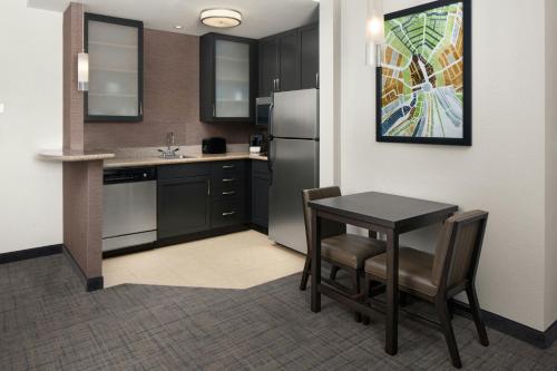 Dapur atau dapur kecil di Residence Inn Newport News Airport