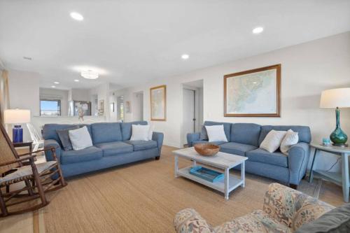 un salon avec des canapés bleus et une table dans l'établissement Cozy Doref Villa, à Saint-Tropez