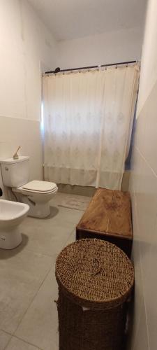 a bathroom with a toilet and a sink at Casa Bella vista in Paysandú