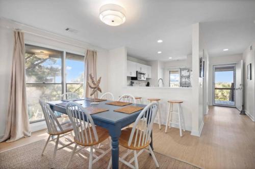 une cuisine et une salle à manger avec une table bleue et des chaises dans l'établissement Cozy Doref Villa, à Saint-Tropez