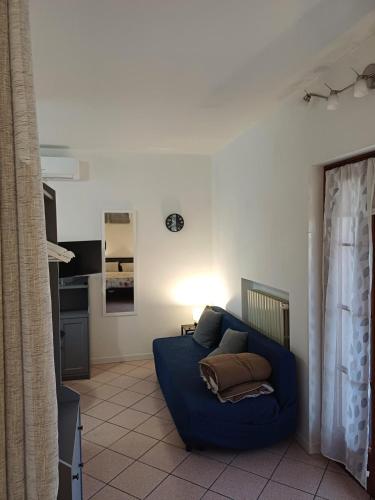 a living room with a blue couch in a room at Casa Daniele in Villanuova sul clisi