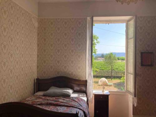 une chambre avec un lit et une fenêtre avec vue dans l'établissement Riverside serenity, à Chandolas