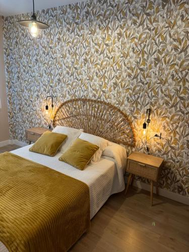 sypialnia z dużym łóżkiem ze ścianą w obiekcie CORAL HOME w mieście Cambados