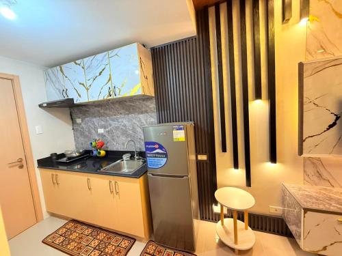 マニラにあるD' Caballero's Penthouse by Sun Residencesの冷蔵庫とシンク付きの小さなキッチン