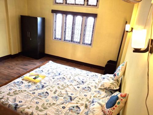 Postel nebo postele na pokoji v ubytování Tulip Assam Type Homestay