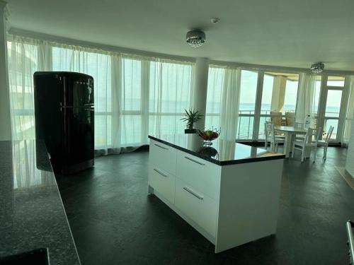 Una cocina o zona de cocina en Beach Front Luxurious Two Bedroom Apartment