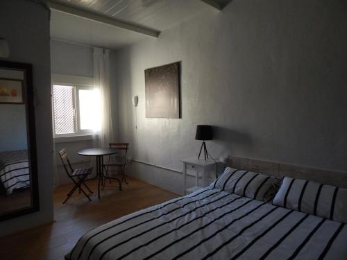 Giường trong phòng chung tại Cosy Flat Beachside