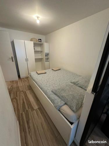 - une petite chambre avec un grand lit dans l'établissement L'escapade aixoise, à Aix-en-Provence
