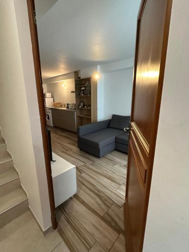 un salon avec un canapé bleu et une table dans l'établissement L'escapade aixoise, à Aix-en-Provence