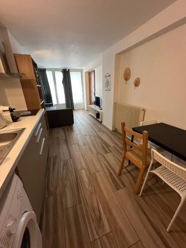 Il comprend une cuisine et un salon avec du parquet. dans l'établissement L'escapade aixoise, à Aix-en-Provence