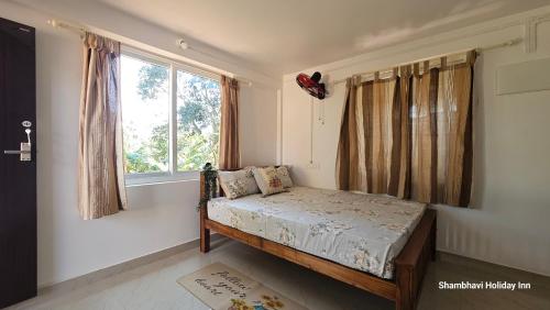 バガモンにあるSHI's Vagamon Hill Retreat- Private villa on Hillsのベッドと窓のある寝室