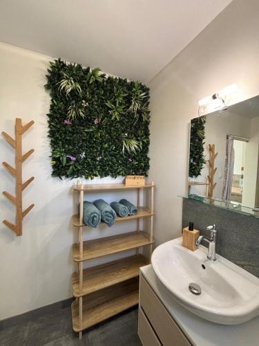 un baño con lavabo y espejo en La Bohème, en Arles