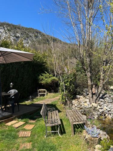 - une table de pique-nique et un banc à côté d'un étang dans l'établissement Nature et Decouvertes 2 ch, à Sirod