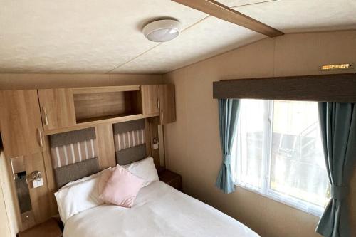 Ένα ή περισσότερα κρεβάτια σε δωμάτιο στο Beautiful motor home in Devon