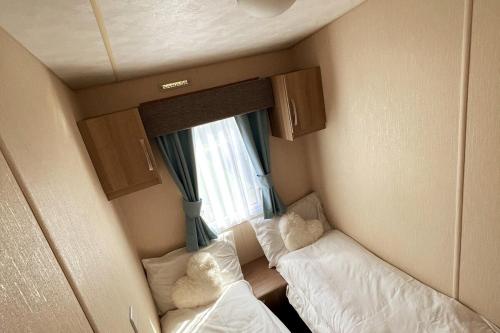 Ένα ή περισσότερα κρεβάτια σε δωμάτιο στο Beautiful motor home in Devon