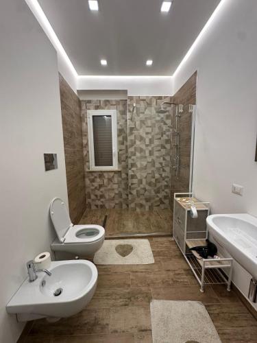 Un baño con inodoro, lavabo y ducha. en Tramonti a sud, en Agrigento
