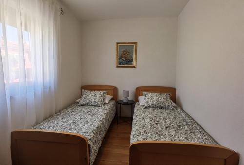two beds sitting next to each other in a room at Casa Sol Maris in Novigrad Istria