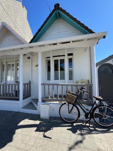 a bike parked in front of a house at Petite maison de charme in Le Touquet-Paris-Plage