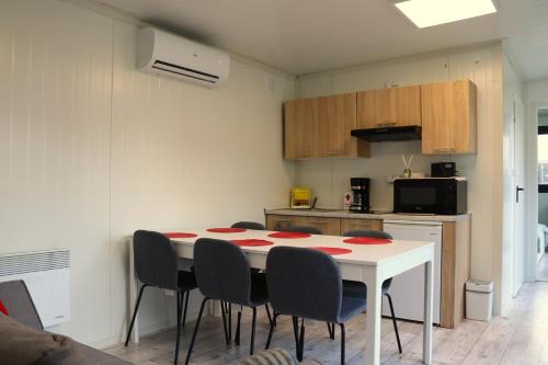 a kitchen with a table and chairs in a room at Uniek privé natuurdomein voor 14 personen in Evergem