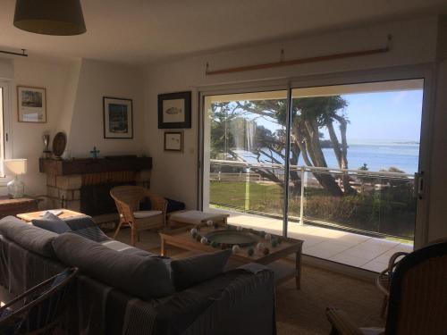 un salon avec vue sur l'océan dans l'établissement Villa face à la mer avec vue exceptionnelle, à Pénestin
