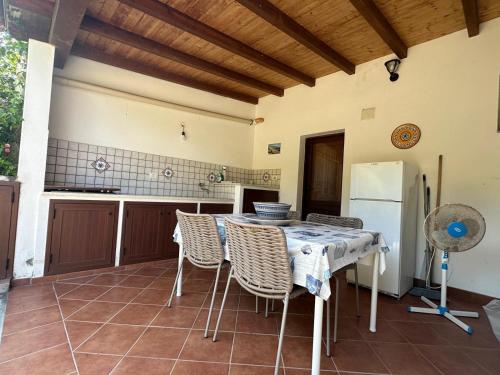 Una cocina o zona de cocina en Villa by the Vulcano - 70mq plus large garden and patio