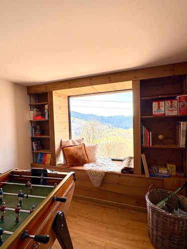 une chambre avec un billard devant une fenêtre dans l'établissement Chalet Cimebleu SPA & Sauna, à Basse-sur-le-Rupt