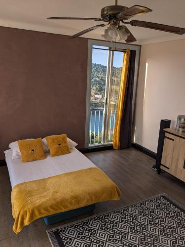 une chambre avec un lit et une grande fenêtre dans l'établissement T2 Vue mer Banyuls sur Mer, à Banyuls-sur-Mer