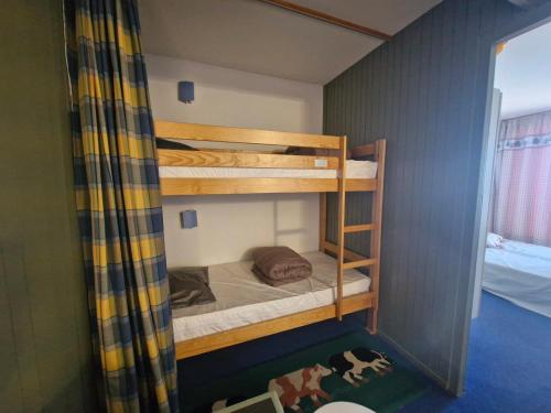 une chambre avec deux lits superposés dans l'établissement Appartement cosy 2 pièces, 6 personnes, ski-in/ski-out, proche commerces et ESF, balcon sud-ouest - FR-1-411-419, à Arc 1800