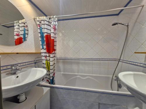 une salle de bain avec un lavabo et une baignoire et un lavabo dans l'établissement Appartement cosy 2 pièces, 6 personnes, ski-in/ski-out, proche commerces et ESF, balcon sud-ouest - FR-1-411-419, à Arc 1800